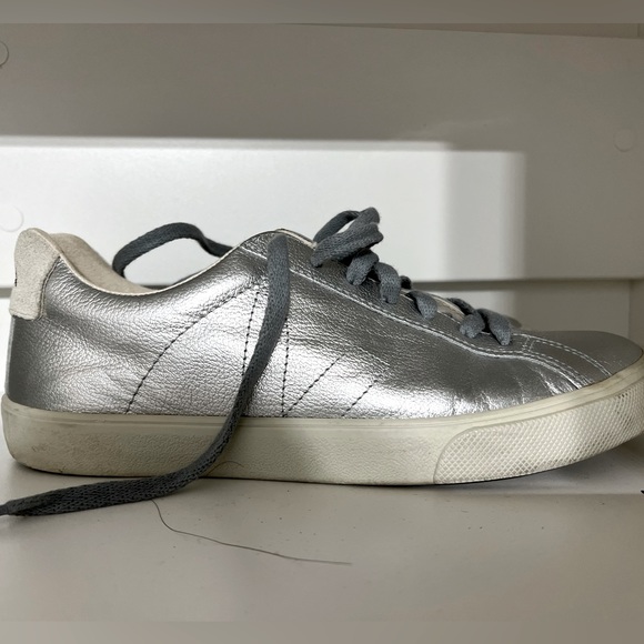 VEJA WOMEN'S CAMPO SILVER AND WHITE CHROMEFREE LEATHER SNEAKER 39 - Picture 2 of 12